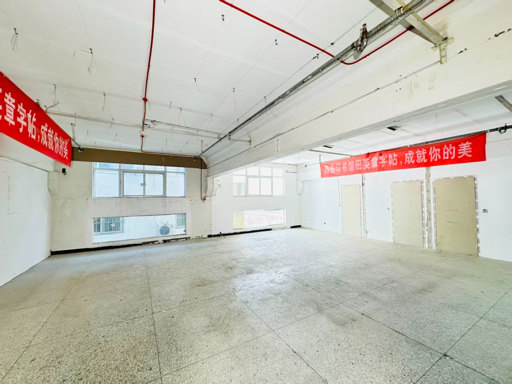 连生街重点吸引人工智能应用、数字经济、电商直播、智能制造服务、软件开发、科技创新企业及创业团队入驻